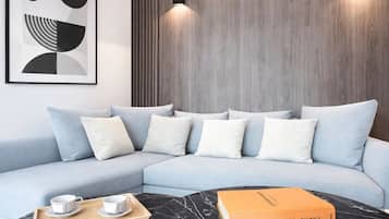 Deluxe maisonnette, uitzicht op de stad | Woonruimte | Een 80-cm smart-tv met digitale zenders