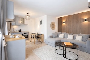 Deluxe Duplex, City View | Living area