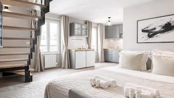 Deluxe maisonnette, uitzicht op de stad | Woonruimte | Een 80-cm smart-tv met digitale zenders