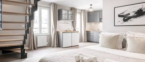 デラックス デュープレックス シティビュー | リビング エリア | 80 cmのスマートテレビ (デジタル放送視聴可)