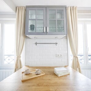 Deluxe Duplex, City View | Ruang tamu | 80 cm sebuah televisyen pintar dengan digital 