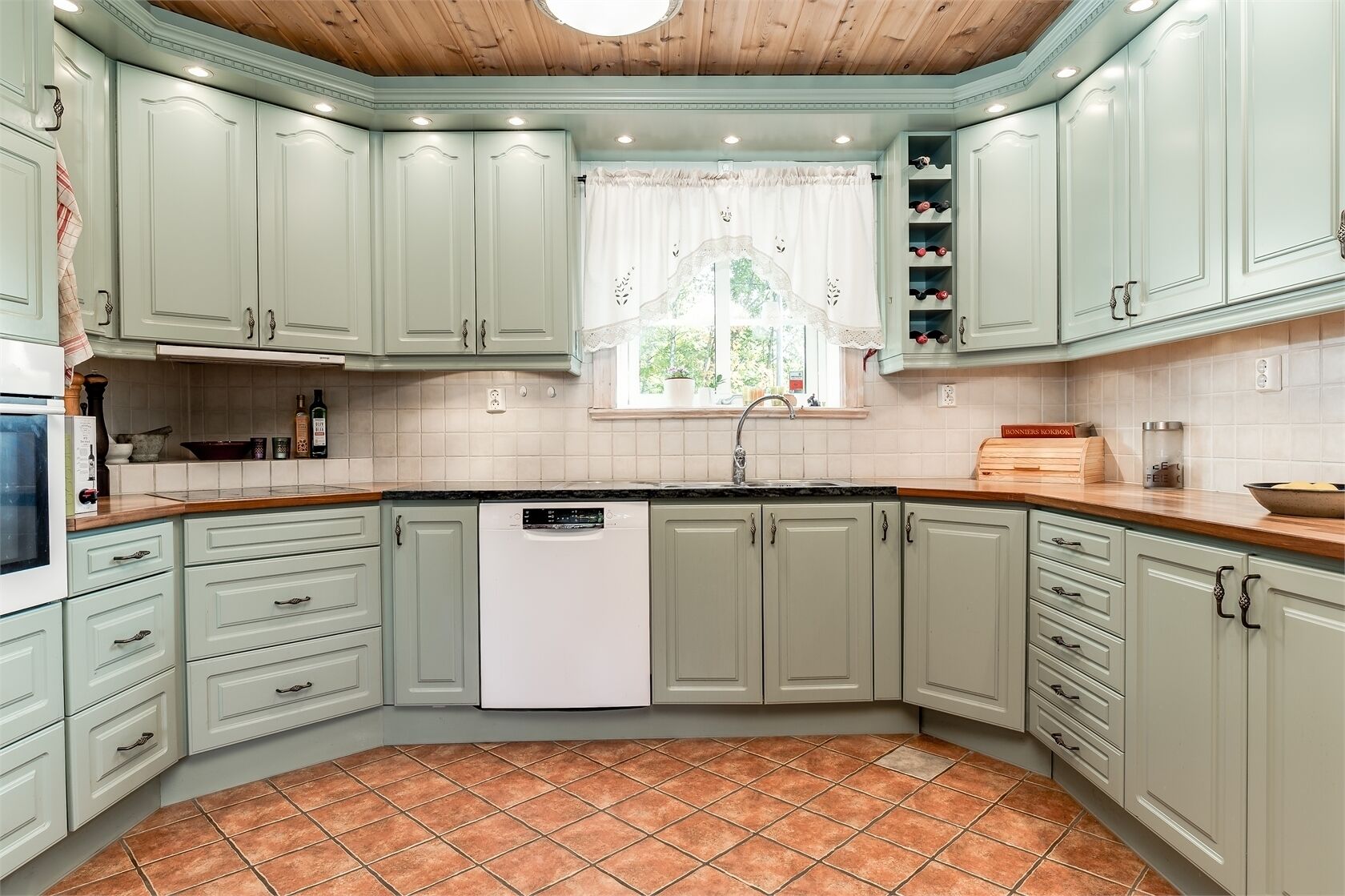 Mikrovågsugn, ugn, spishäll och diskmaskin