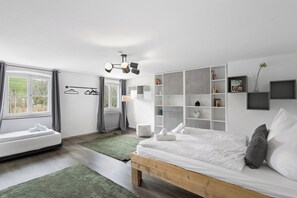 3 bedrooms, desk, free WiFi, bed sheets