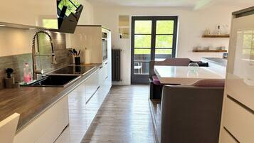 Fridge, oven, stovetop, dishwasher