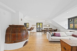 TV, books - Spacious Allgäu loft | maisonette style (Nesselwang)