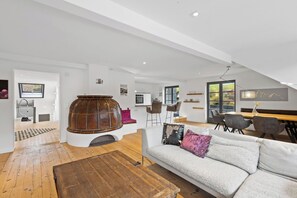 TV, books - Spacious Allgäu loft | maisonette style (Nesselwang)