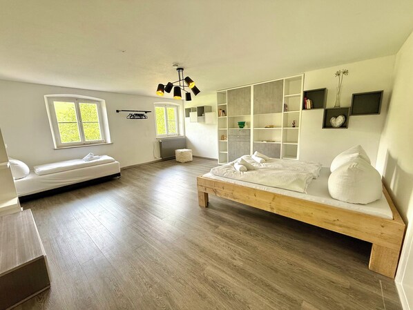 3 chambres, bureau, Wi-Fi gratuit, draps fournis
