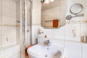 Shower, hair dryer, towels - Apartment 'Vogelnest' with Mountain View, Shared Pool and Wi-Fi (Wolfach)