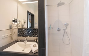 Dusche, Haartrockner, HandtĂŒcher, Seife