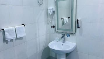 Kamer | Badkamer | Een douche, gratis toiletartikelen, een haardroger, handdoeken