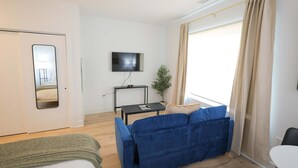 Tabla de planchar con plancha, cuna de viaje, wifi y ropa de cama 