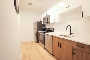 Frigorifero, microonde, forno, piano cottura