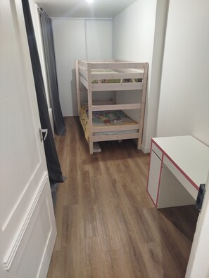 2 chambres, fer et planche à repasser, Wi-Fi, draps fournis