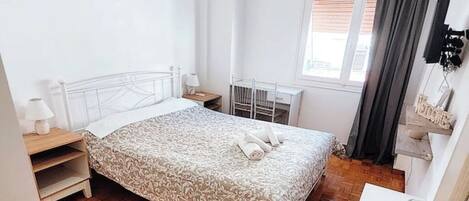 1 habitación, tabla de planchar con plancha, wifi y ropa de cama