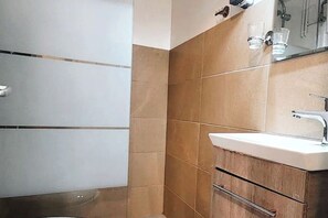 Douche, sèche-cheveux, serviettes fournies, savon