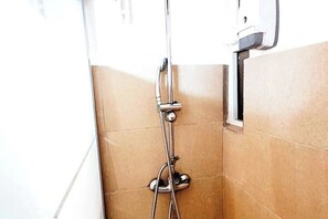 Douche, sèche-cheveux, serviettes fournies, savon