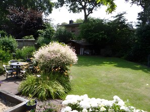 Outdoor dining - Holiday Apartment 'Ferienwohnung Rathjen' with Private Terrace, Shared Garden and Wi-Fi (Cuxhaven)