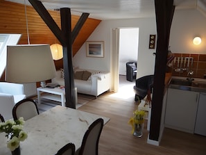 TV, stereo - Holiday Apartment 'Ferienwohnung Rathjen' with Private Terrace, Shared Garden and Wi-Fi (Cuxhaven)