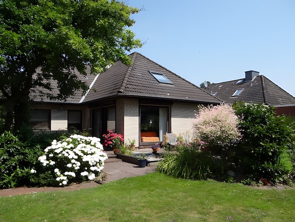 Exterior - Holiday Apartment 'Ferienwohnung Rathjen' with Private Terrace, Shared Garden and Wi-Fi (Cuxhaven)
