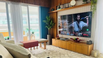 Departamento Deluxe | Sala de estar | Smart TV de 70 pulgadas con canales digitales y Netflix