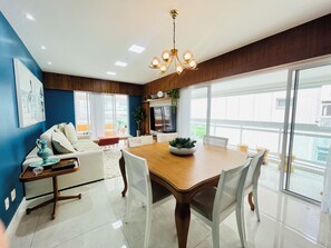 Appartement Deluxe | Aire de séjour | Téléviseur connecté de 70 po avec télévision numérique, Netflix