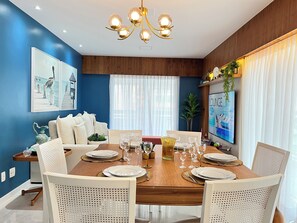 70-tommers smart-tv med digitale kanaler, Netflix, streamingtjenester