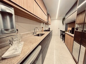 Departamento Deluxe | Cocina privada | Refrigerador con congelador, microondas, horno y cafetera de espresso 