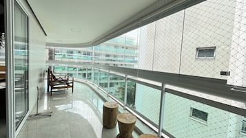 Departamento Deluxe | Área de sala de estar | Smart TV de 70 pulgadas con canales digitales y Netflix