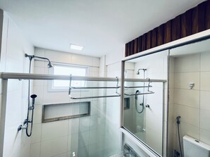 Appartement Deluxe | Salle de bain | Douche, serviettes fournies, papier de toilette