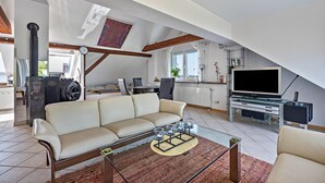 TV, peis, DVD-spiller og stereoanlegg
