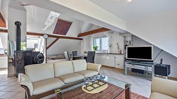 Tv, pejs, dvd-afspiller, stereoanlæg