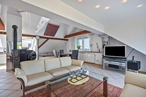 TV, fireplace, DVD player, stereo - Apartment 'Dachstübchen' with Balcony (Hagenburg)