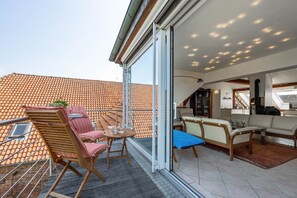 Outdoor dining - Apartment 'Dachstübchen' with Balcony (Hagenburg)