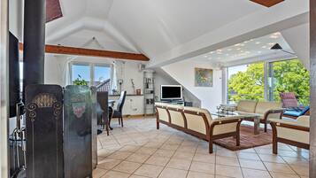 Tv, pejs, dvd-afspiller, stereoanlæg