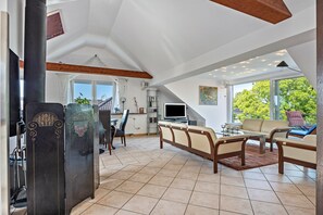 TV, fireplace, DVD player, stereo - Apartment 'Dachstübchen' with Balcony (Hagenburg)