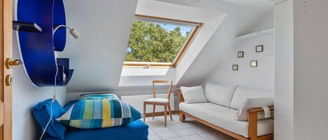 2 bedrooms, iron/ironing board, bed sheets