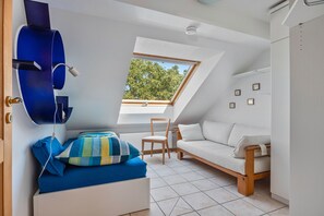 2 bedrooms, iron/ironing board, bed sheets