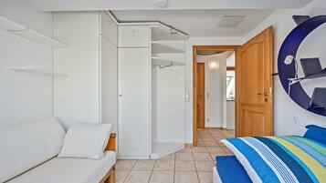 2 bedrooms, iron/ironing board, bed sheets