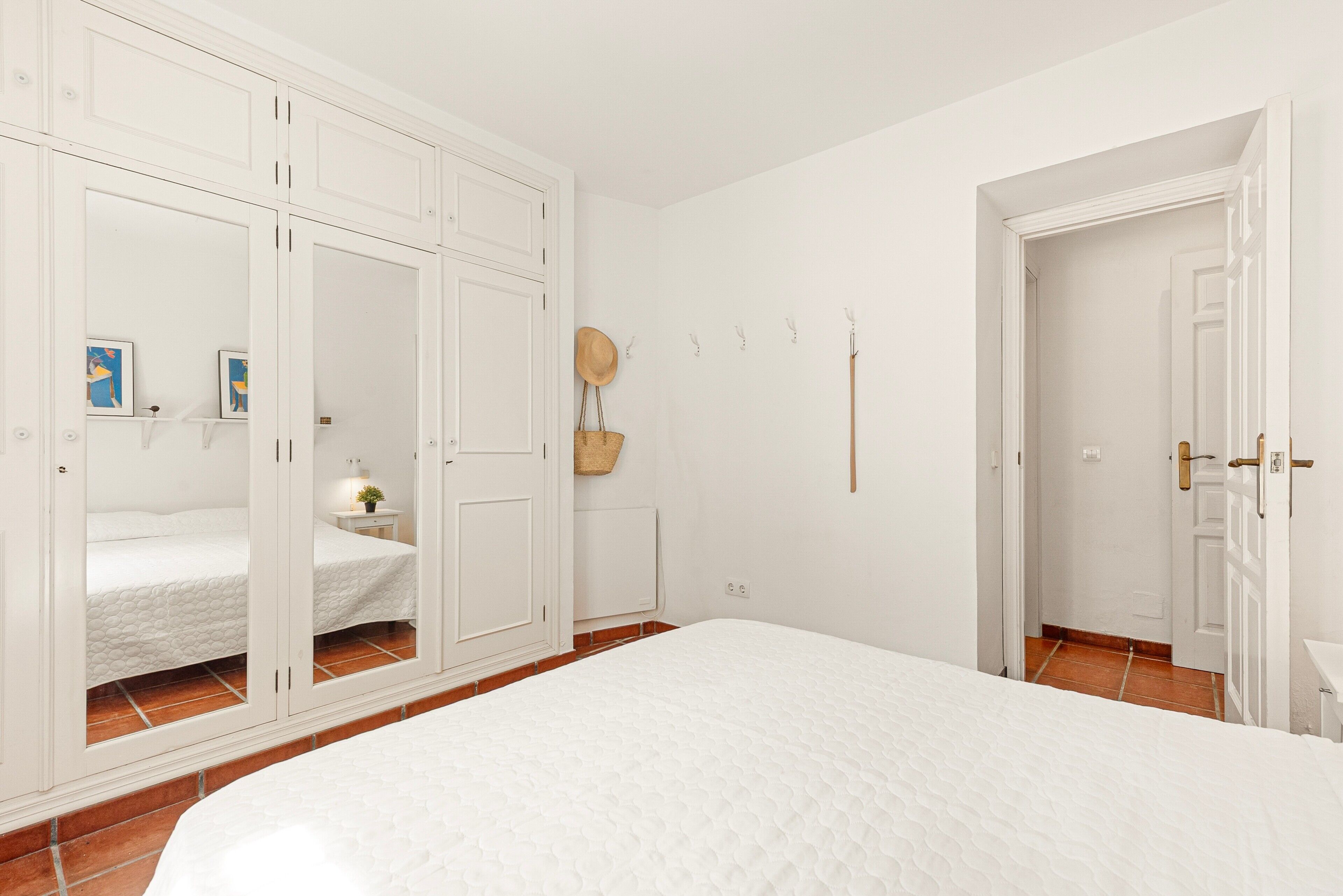 2 habitaciones, tabla de planchar con plancha, wifi y ropa de cama 