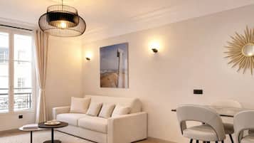 Deluxe-Apartment, Stadtblick | Wohnbereich | 80-cm-Smart-TV mit Digitalempfang