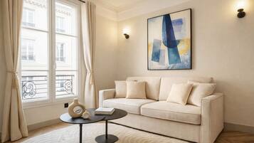 Deluxe Apartment, City View | Living area