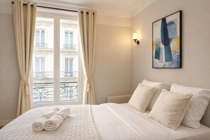 Living area - 836 StDominique (Paris)