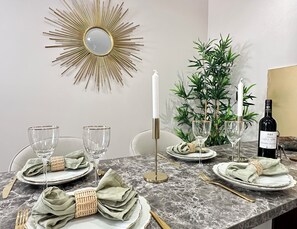 Leilighet – deluxe, byutsikt | Spisestue