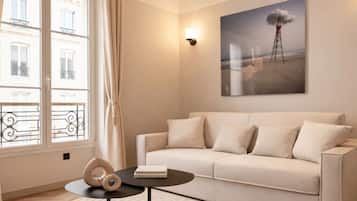 Deluxe-Apartment, Stadtblick | Wohnbereich | 80-cm-Smart-TV mit Digitalempfang