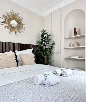 Leilighet – deluxe, byutsikt | Strykejern/-brett, reiseseng for barn, wi-fi (inkludert) og sengetøy