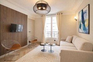 Leilighet – deluxe, byutsikt | Oppholdsområde | En 80-centimeters smart-TV med digitale kanaler