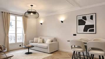 Deluxe Apartment, City View | Living area