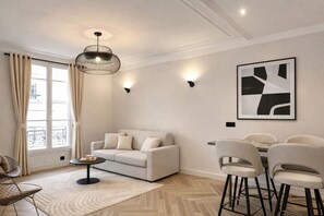 Living area - 836 StDominique (Paris)
