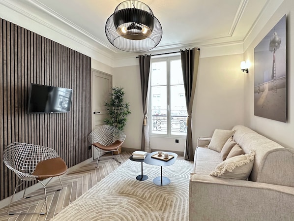 Appartement Deluxe, vue ville | Coin séjour | TV connectée de 80 cm avec chaînes numériques