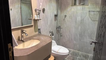 Un baño con lavabo, inodoro y ducha.